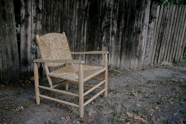 stolica sa pletenim sedistem od rogoza